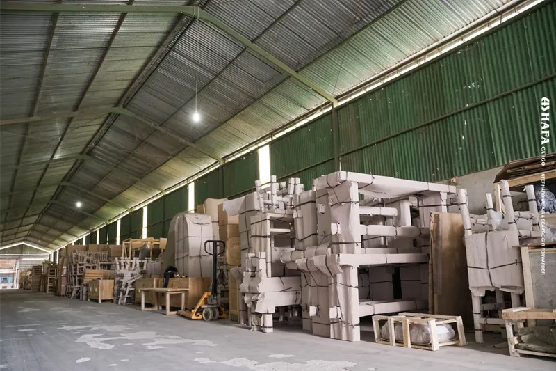 Interior del almacén de HAFA Cargo, con mercancía encajonada alineada a lo largo de la nave.